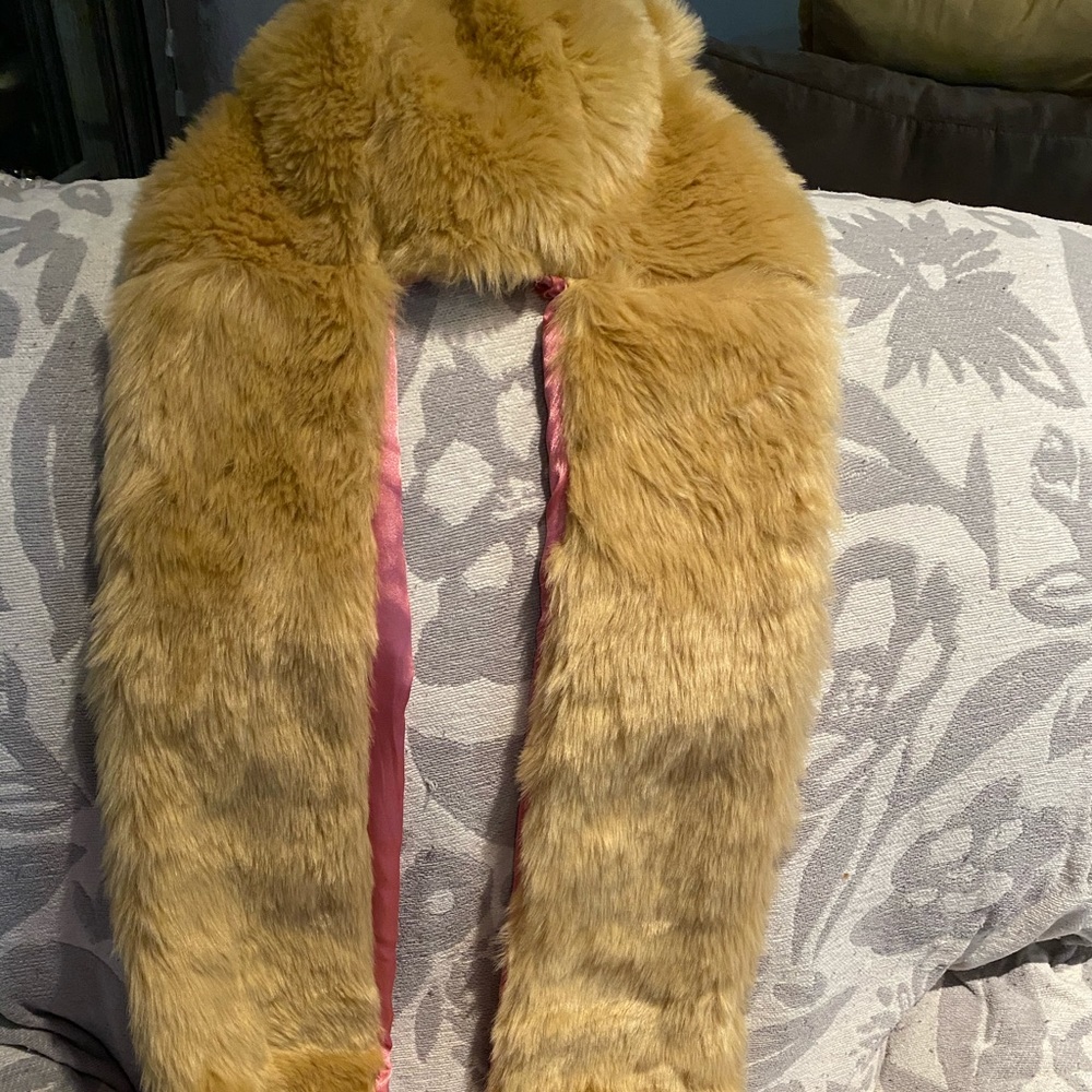 Girls faux fur hat with pockets